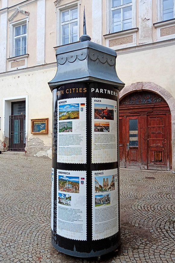 Valcovy reklamni sloup na Palackeho namesti - stav po revitalizaci s prezentací Partnerskych mest Kutne Hory