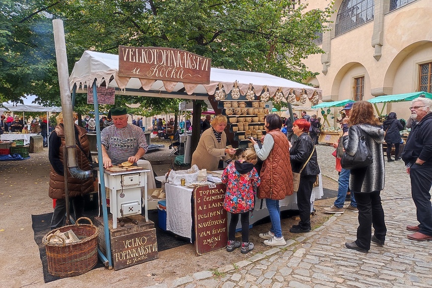 Keramicke trhy ve Vlasskem dvore poradane Pruvodcovskou sluzbou Kutna Hora_autor foto_Radka Krejci